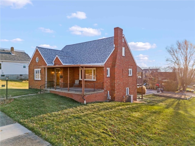 view of front facade featuring cooling unit and a front yard