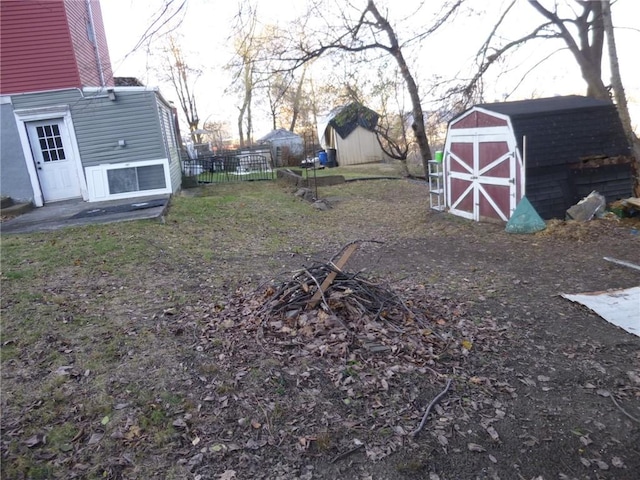 view of yard with a shed