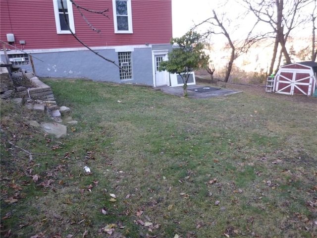 view of yard at dusk