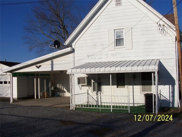 view of front of home featuring a wall mounted AC