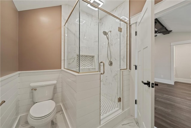 bathroom featuring toilet, a shower with shower door, lofted ceiling, and hardwood / wood-style flooring