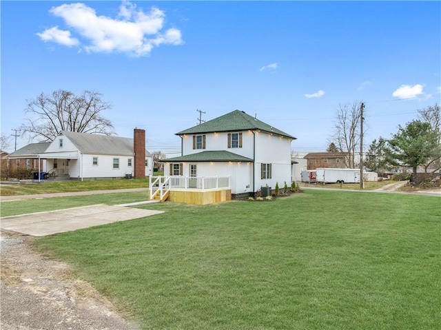 view of front of property featuring a porch and a front lawn