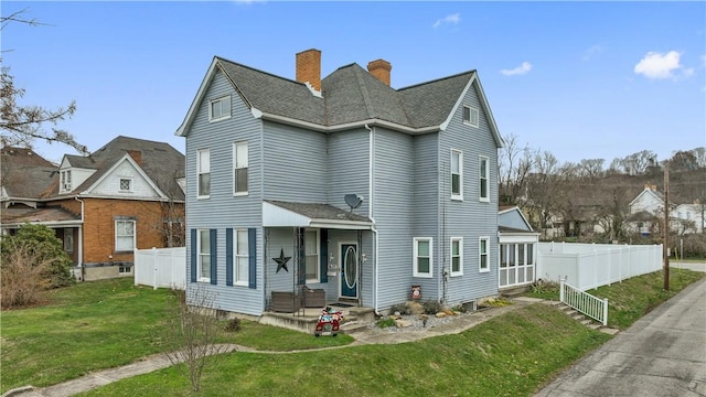 view of front of home featuring a front lawn