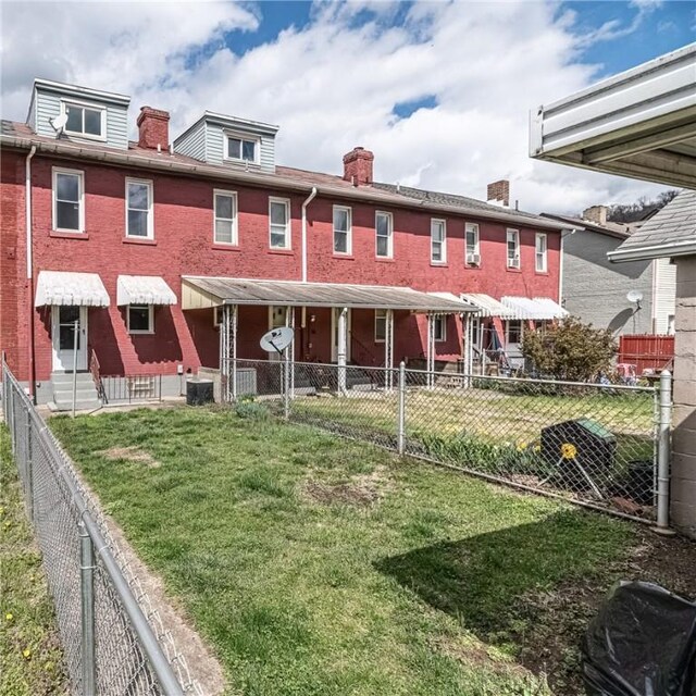 exterior space featuring a front yard