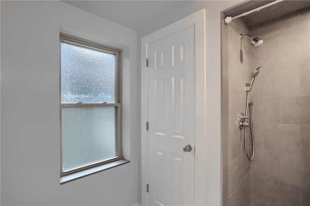 bathroom featuring tiled shower