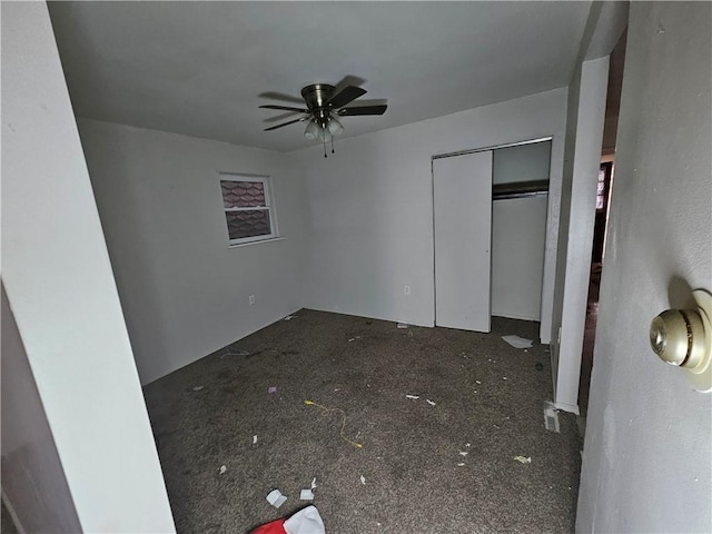 unfurnished bedroom featuring ceiling fan and a closet