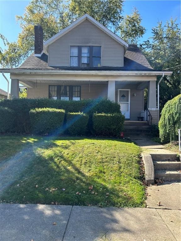 view of front of property featuring a porch and a front yard