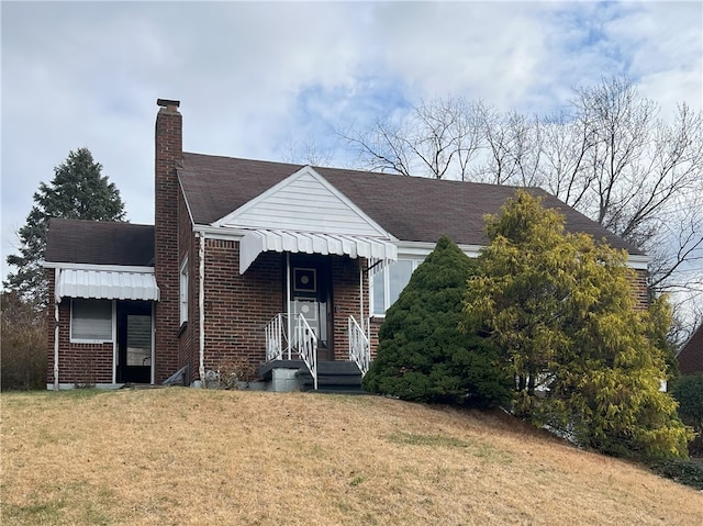 view of front of house with a front lawn