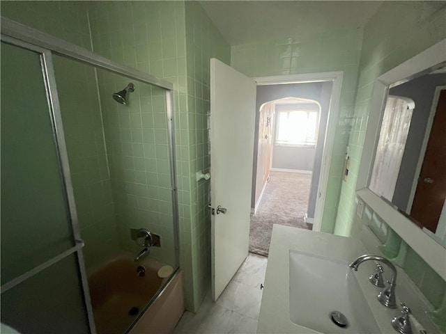 bathroom with sink and tiled shower / bath