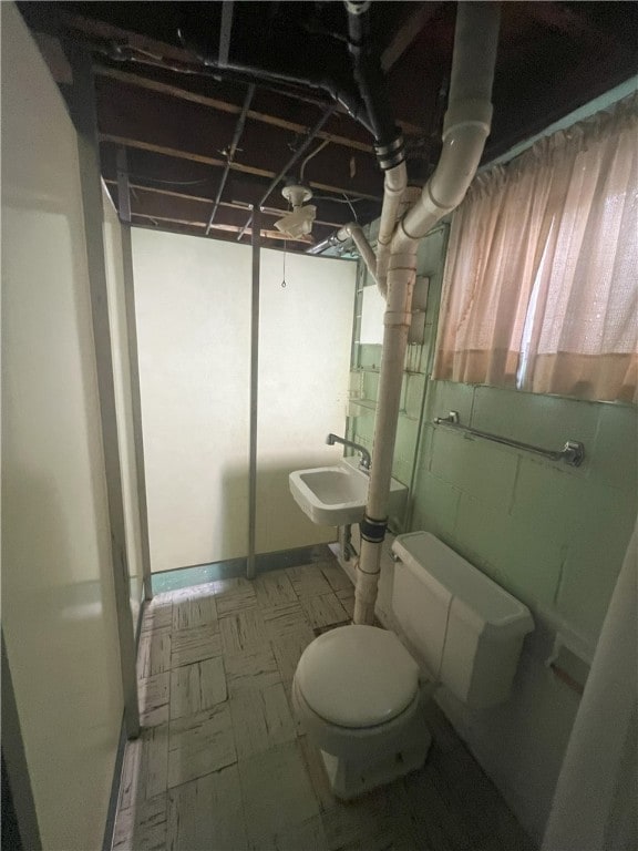 bathroom featuring toilet and sink