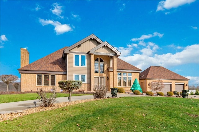 view of front of home featuring a front lawn and a garage