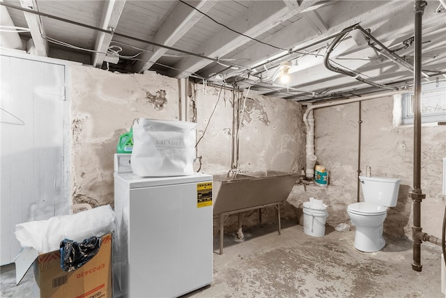 basement with washer / dryer and sink