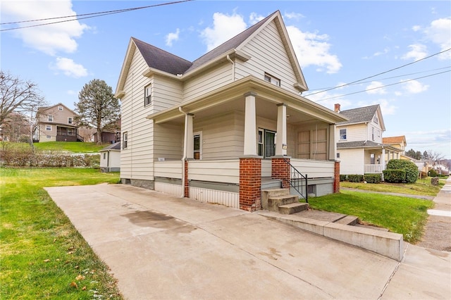 view of front of property featuring a porch and a front yard