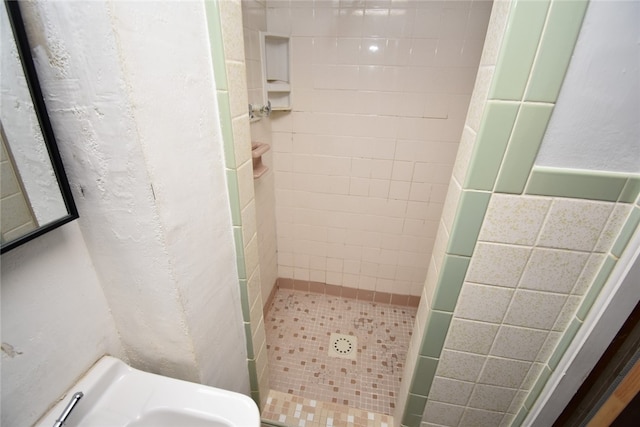 bathroom featuring a tile shower