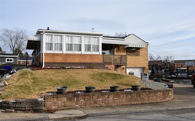 view of front facade featuring a front yard