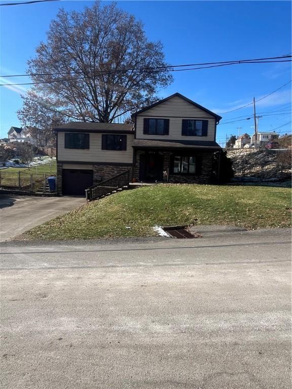 view of front facade featuring a garage and a front lawn