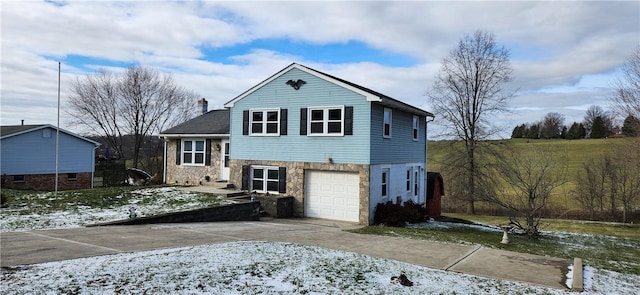 view of front facade featuring a garage