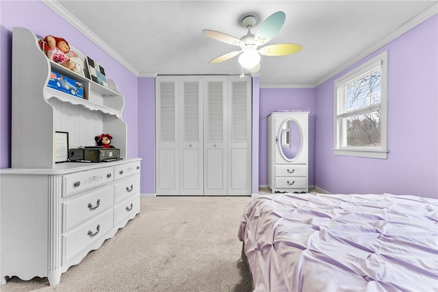 bedroom with ceiling fan, light colored carpet, ornamental molding, and a closet