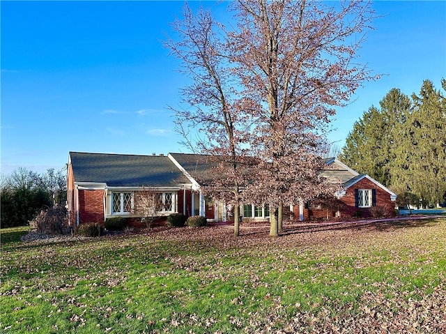 ranch-style house featuring a front yard