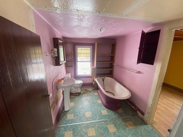 bathroom featuring toilet and a bathtub