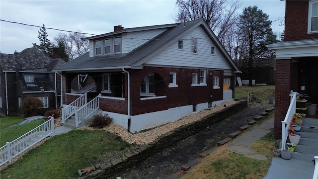 view of front facade with a front lawn and covered porch