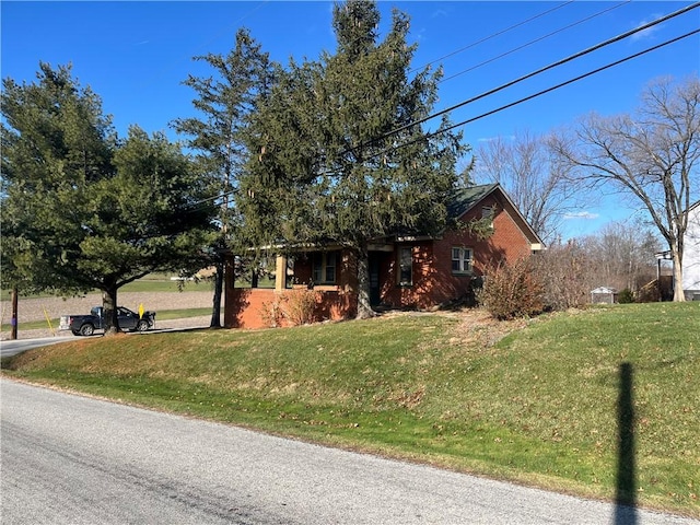 view of front of home featuring a front yard