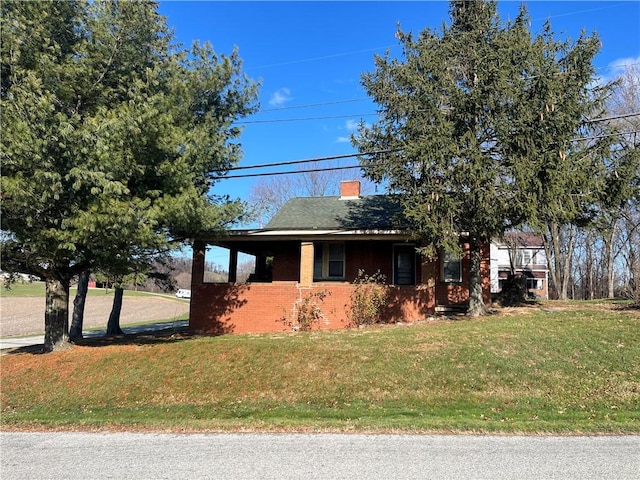 view of front of home featuring a front lawn