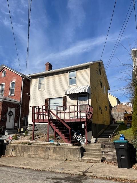 view of front facade featuring a wooden deck