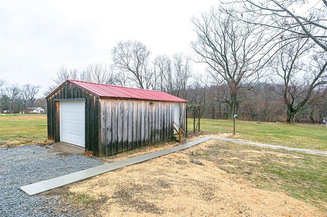 view of outdoor structure featuring a garage and a yard