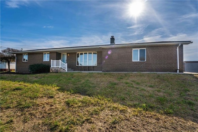 view of front of property featuring a front lawn