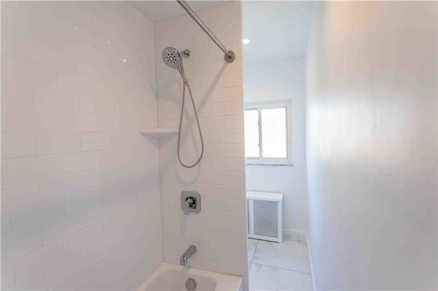 bathroom with tiled shower / bath