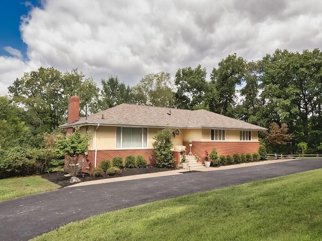 ranch-style home with a front yard