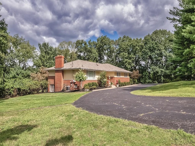 view of front of property featuring a front yard