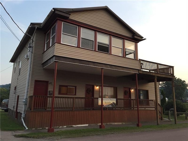 view of front of property featuring a porch