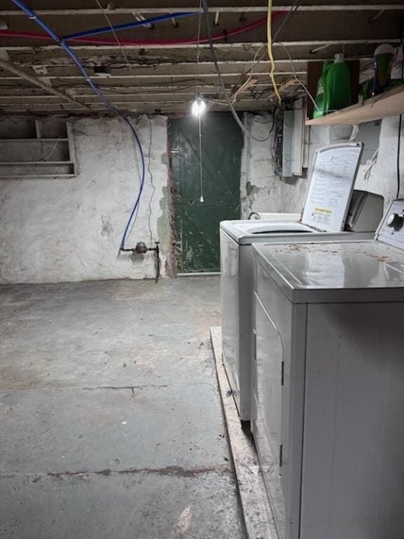 laundry room with washing machine and dryer