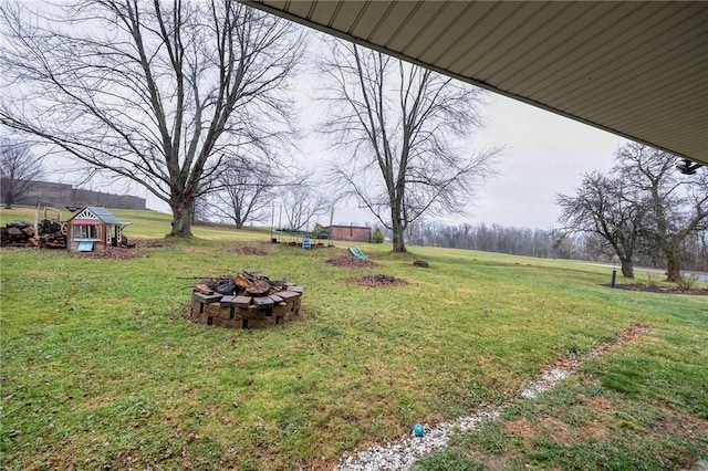 view of yard featuring a fire pit