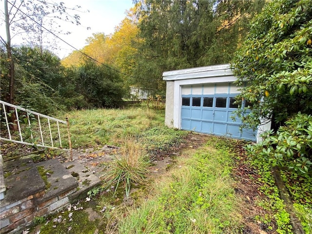 view of yard with an outdoor structure and a garage