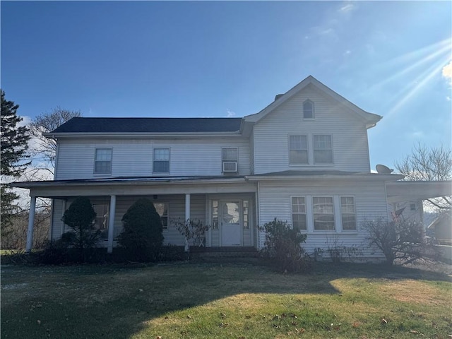 view of front of property featuring a front lawn