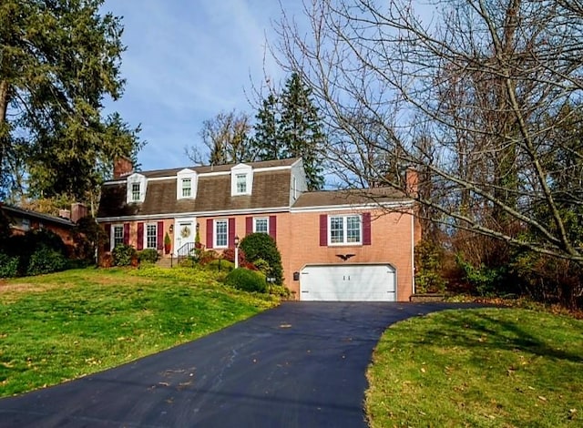 view of front facade featuring a front lawn and a garage