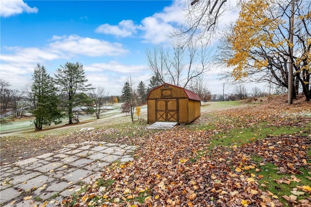 view of yard with a storage shed