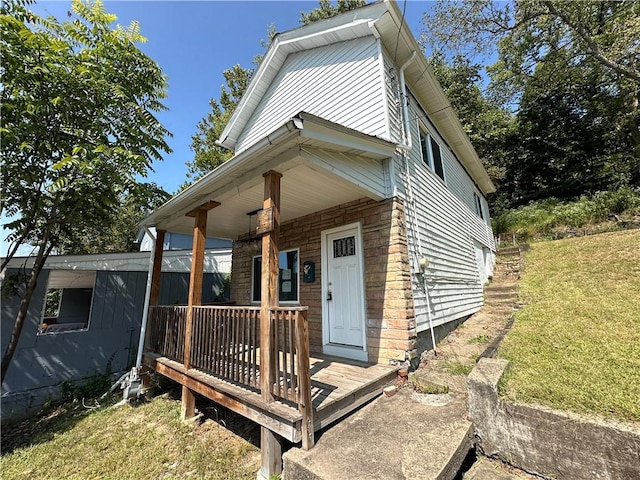 view of front facade featuring a front lawn and covered porch