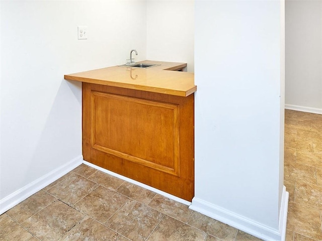 bathroom featuring sink