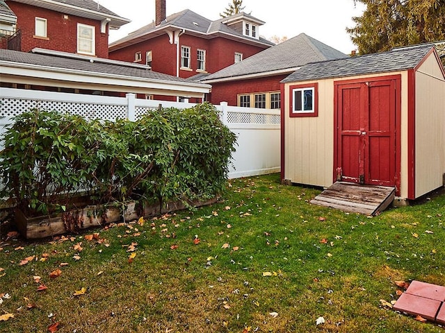 view of yard featuring a shed