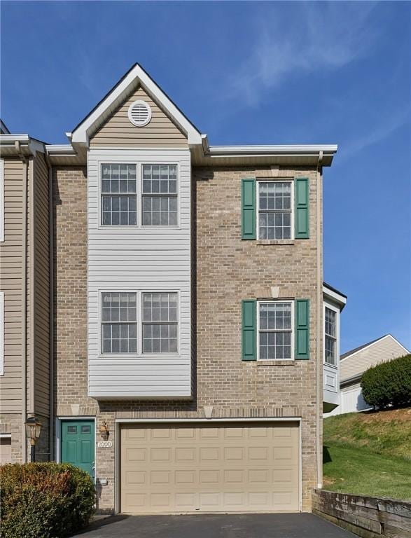 2000 Ashburn Ct, Penn Twp, PA 15644 - photo 1