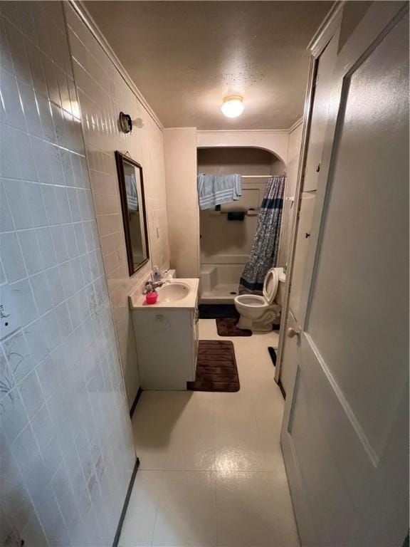 bathroom featuring a shower with curtain, vanity, and toilet