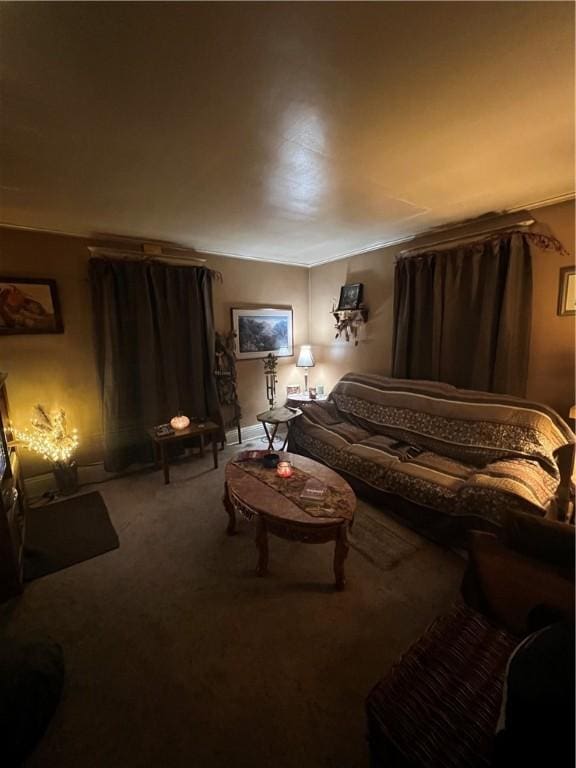 living room featuring carpet flooring and crown molding