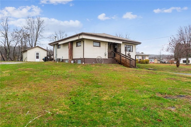 view of front of home featuring a front yard