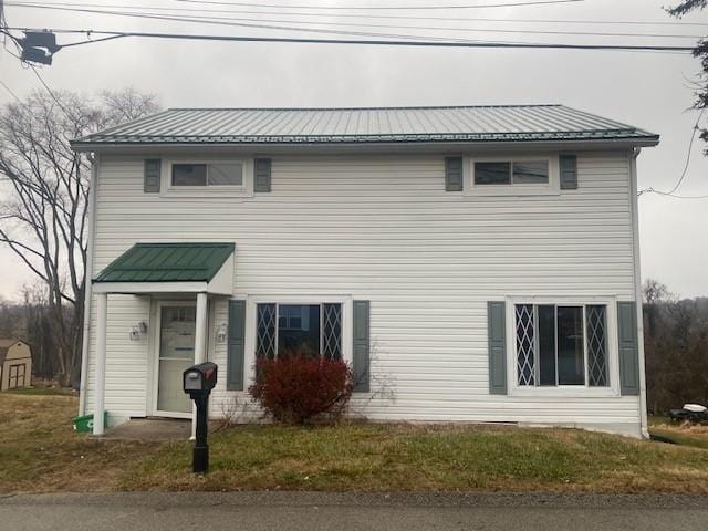 view of front facade with a front lawn