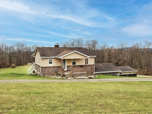 view of front of house featuring covered porch and a front lawn