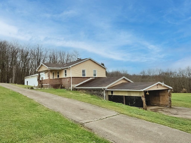 view of front of home featuring a front yard